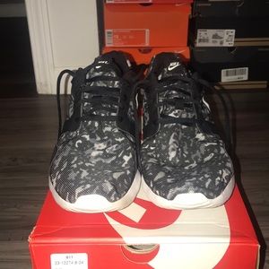 Mens Nike size 13 free run shoes